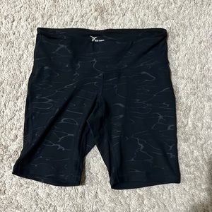 Old Navy active compression shorts black with iridescent wave pattern